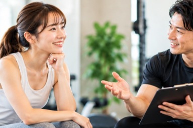 トレーナーの指導を受けながらトレーニングする様子